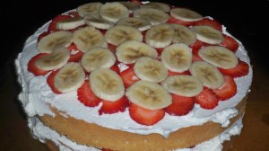 Banana Coco-Berry Cake 020 Layered Bananas and Strawberries